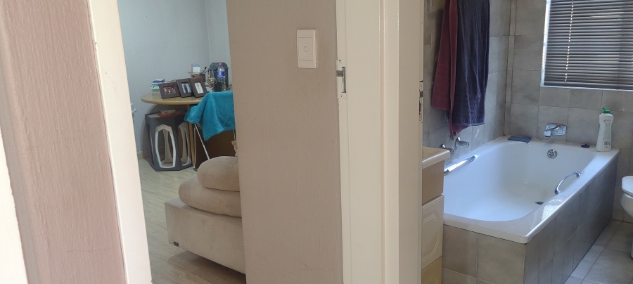 3 Bedroom Property for Sale in Mulbarton Gauteng