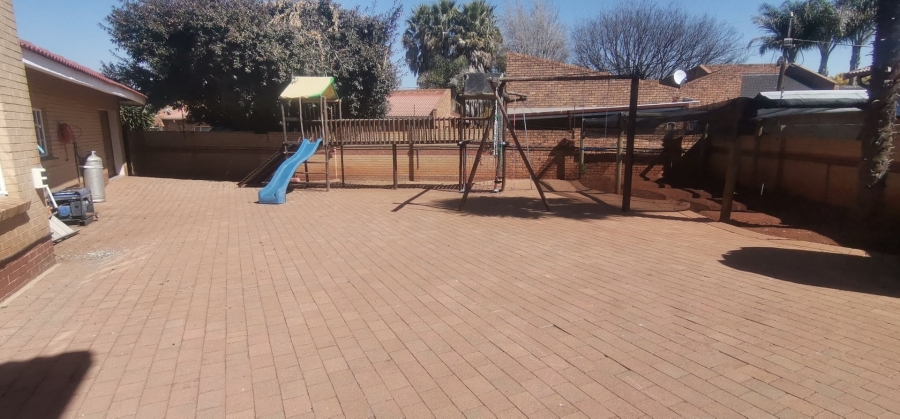 4 Bedroom Property for Sale in Kenleaf Gauteng