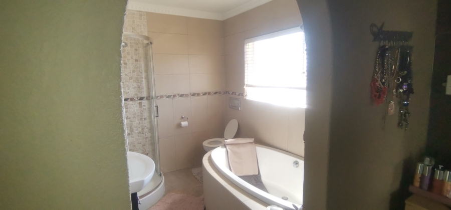 4 Bedroom Property for Sale in Kenleaf Gauteng
