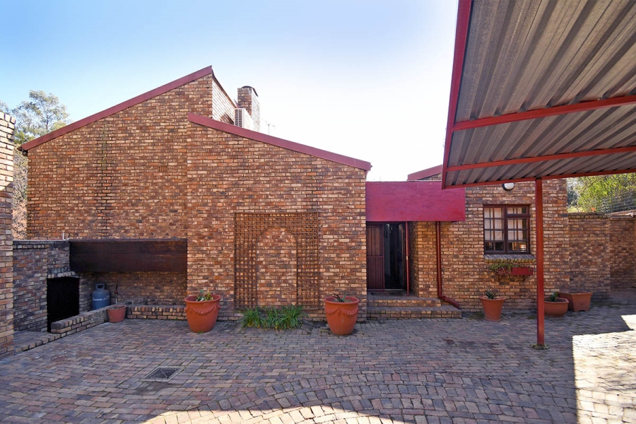 3 Bedroom Property for Sale in Woodmead Gauteng