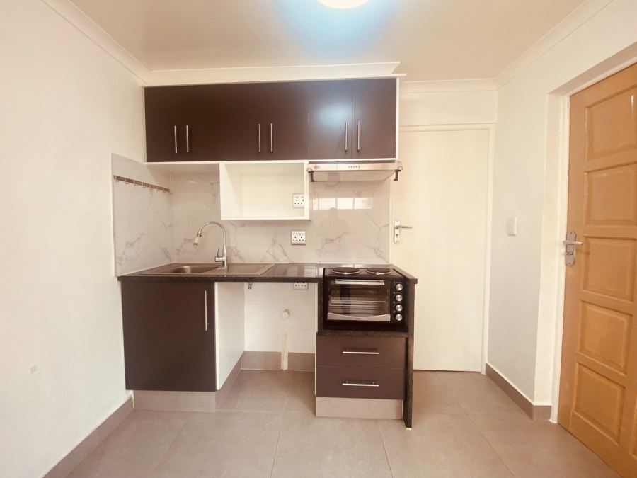 To Let 1 Bedroom Property for Rent in Magaliessig Gauteng
