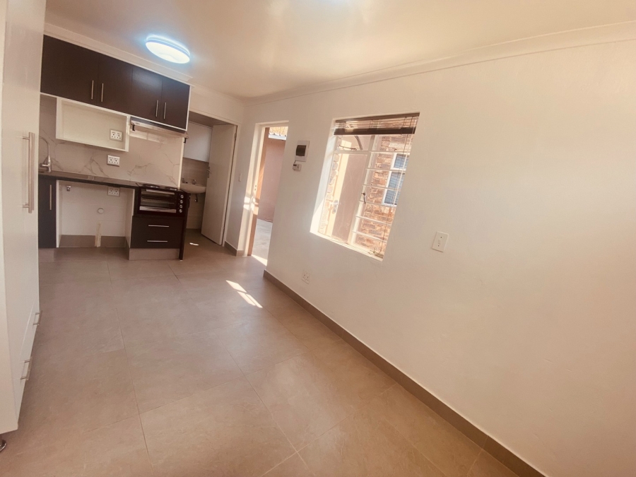 To Let 1 Bedroom Property for Rent in Magaliessig Gauteng