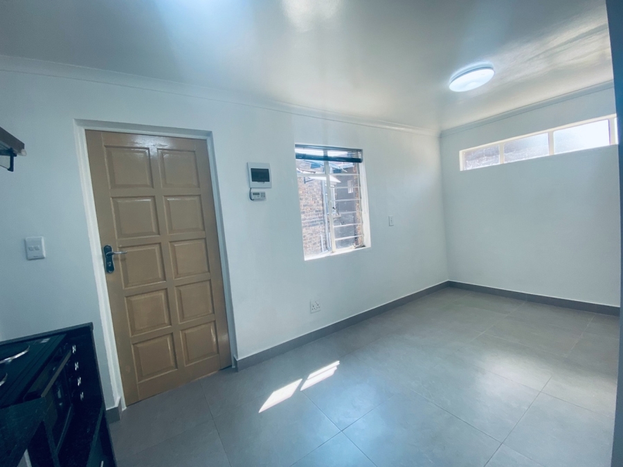 To Let 1 Bedroom Property for Rent in Magaliessig Gauteng