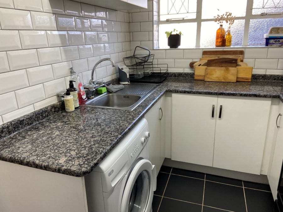 To Let 1 Bedroom Property for Rent in Linden Gauteng