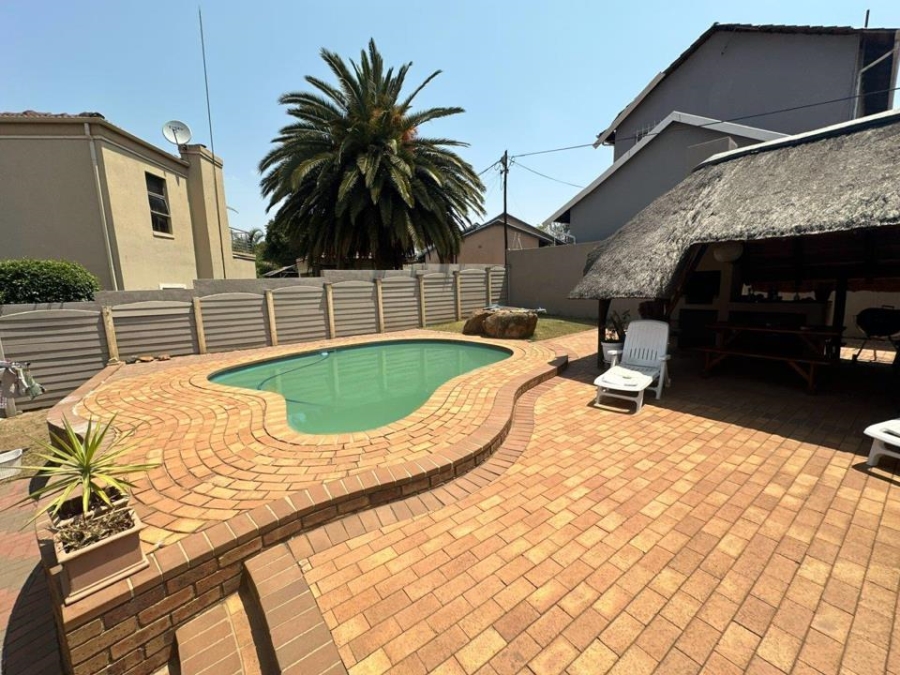 3 Bedroom Property for Sale in Mulbarton Gauteng
