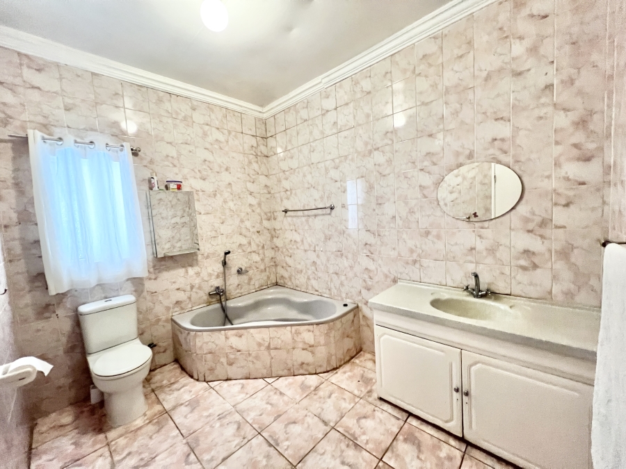 4 Bedroom Property for Sale in Cyrildene Gauteng