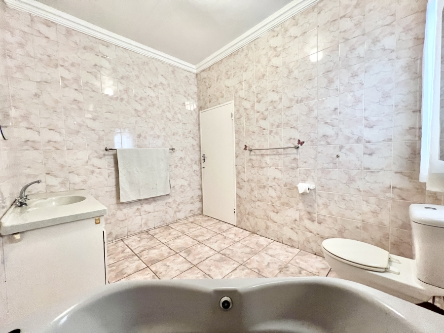 4 Bedroom Property for Sale in Cyrildene Gauteng