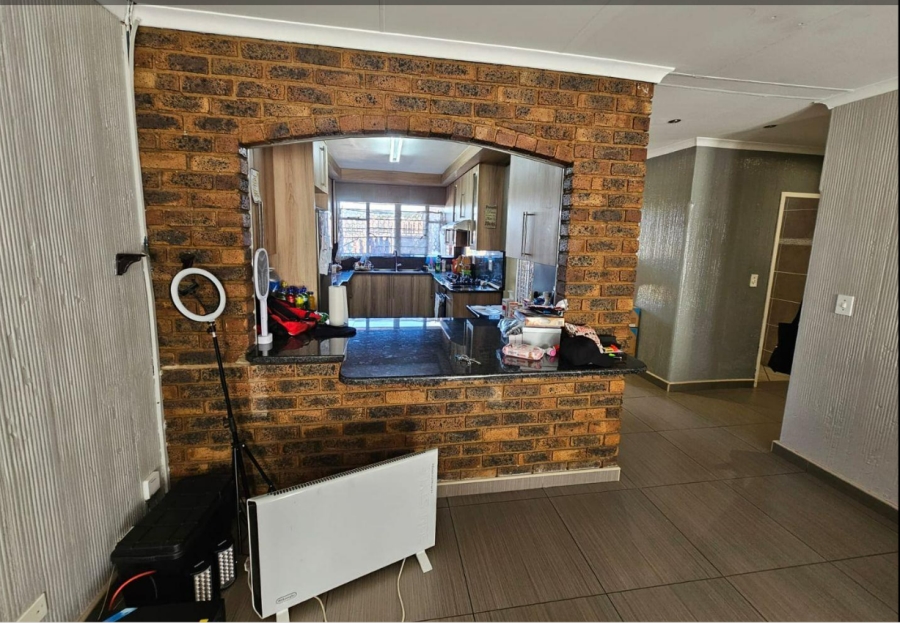2 Bedroom Property for Sale in South Crest Gauteng
