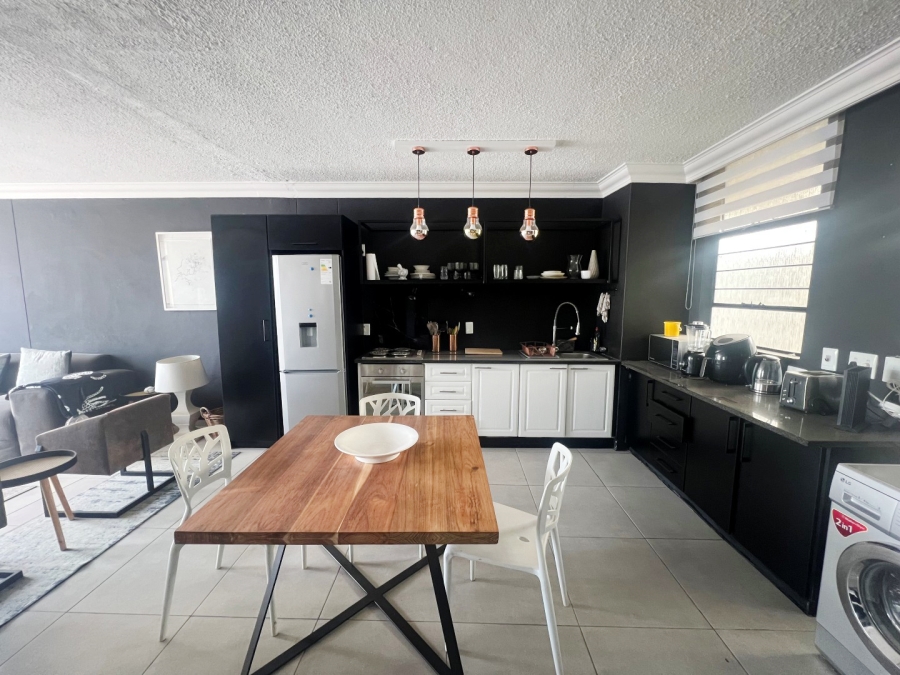 To Let 2 Bedroom Property for Rent in Sandhurst Gauteng