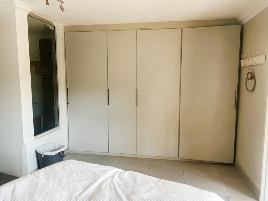 To Let 2 Bedroom Property for Rent in Sandhurst Gauteng