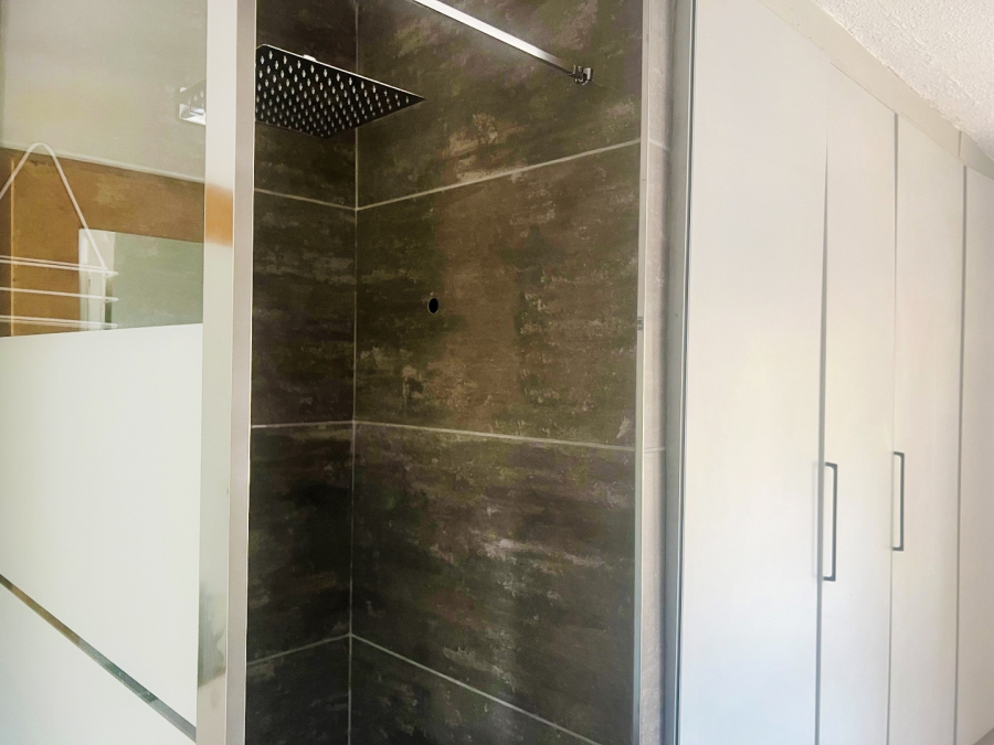 To Let 2 Bedroom Property for Rent in Sandhurst Gauteng
