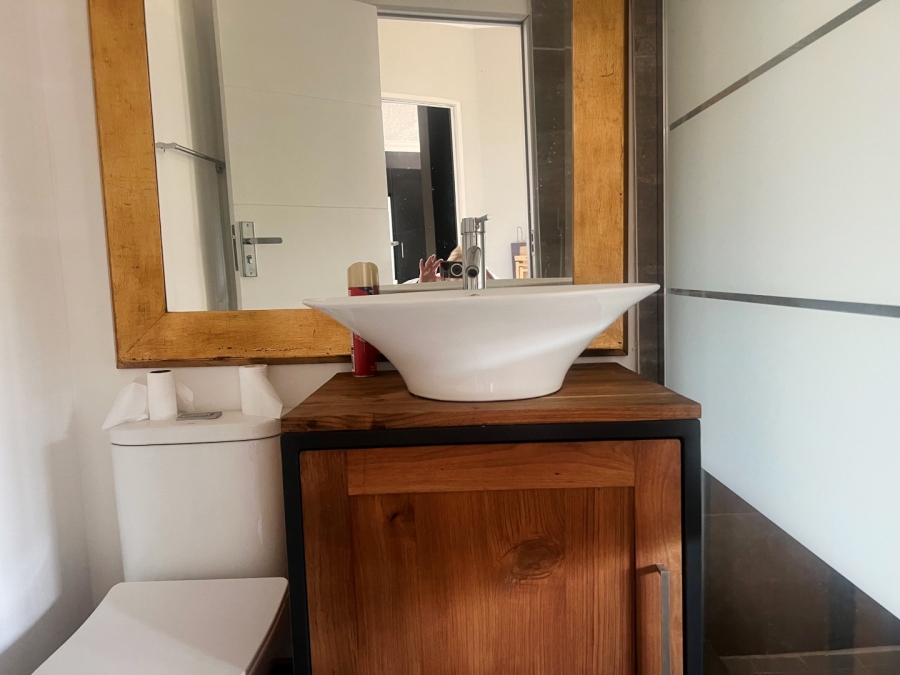 To Let 2 Bedroom Property for Rent in Sandhurst Gauteng
