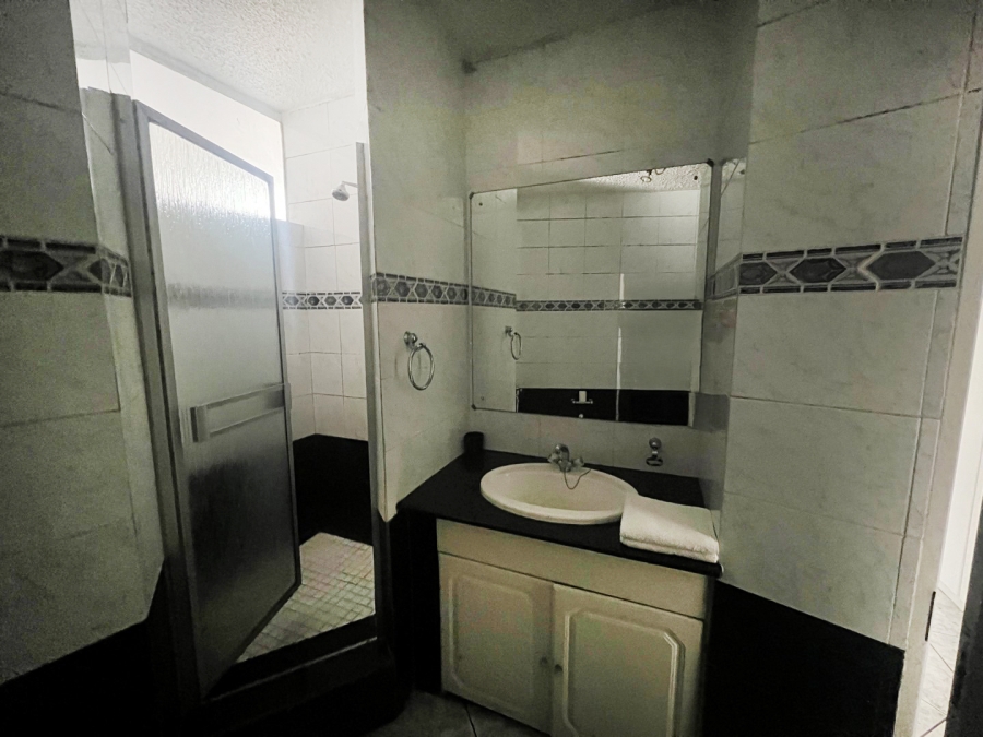 To Let 1 Bedroom Property for Rent in Sandhurst Gauteng