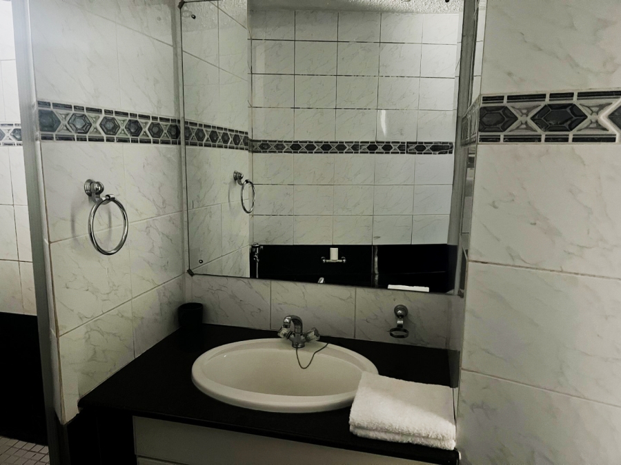 To Let 1 Bedroom Property for Rent in Sandhurst Gauteng