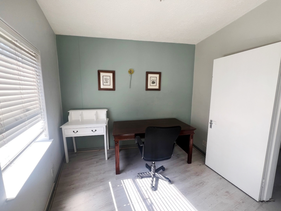 To Let 1 Bedroom Property for Rent in Sandhurst Gauteng