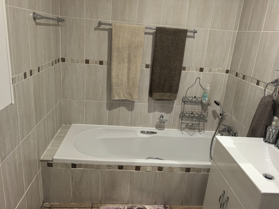 4 Bedroom Property for Sale in Witpoortjie Gauteng