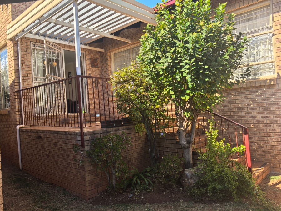 3 Bedroom Property for Sale in Roodekrans Gauteng