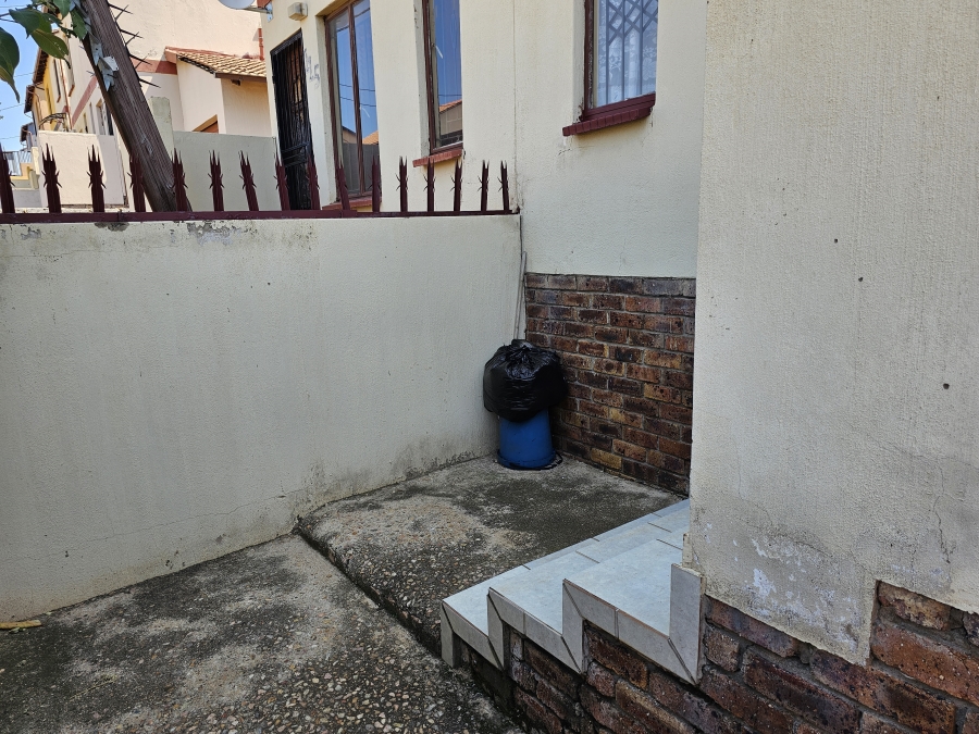 2 Bedroom Property for Sale in Lotus Gardens Gauteng