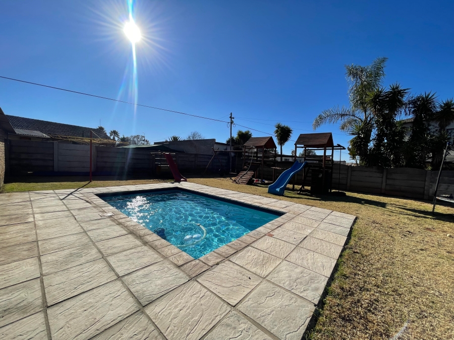4 Bedroom Property for Sale in Witpoortjie Gauteng