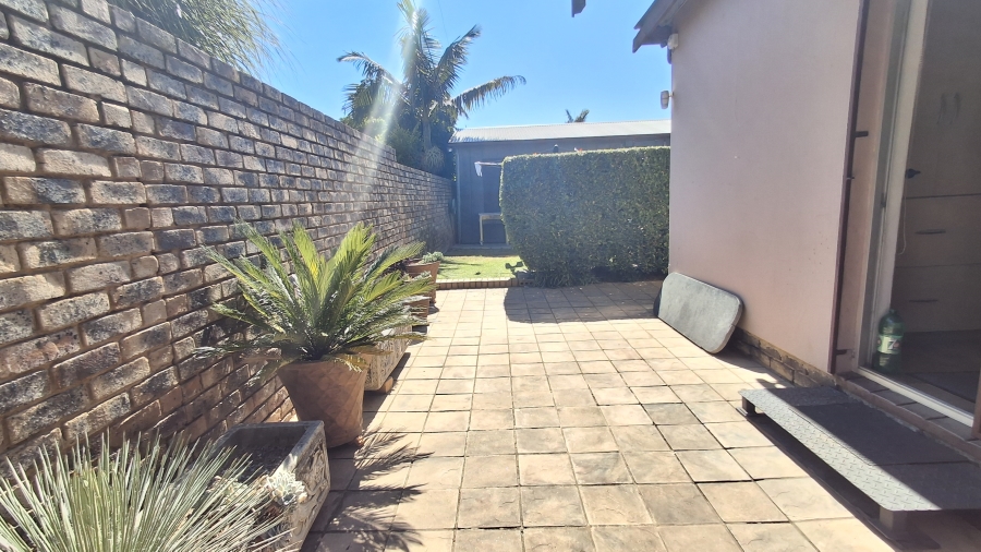 5 Bedroom Property for Sale in Pretoria Gardens Gauteng