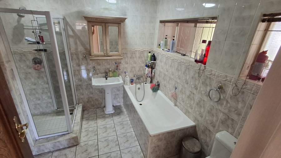 5 Bedroom Property for Sale in Pretoria Gardens Gauteng
