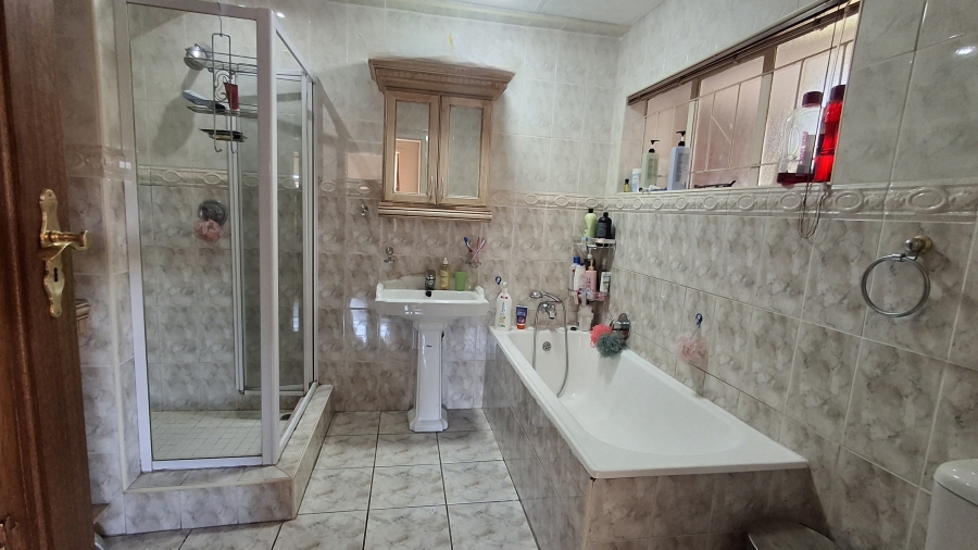 5 Bedroom Property for Sale in Pretoria Gardens Gauteng