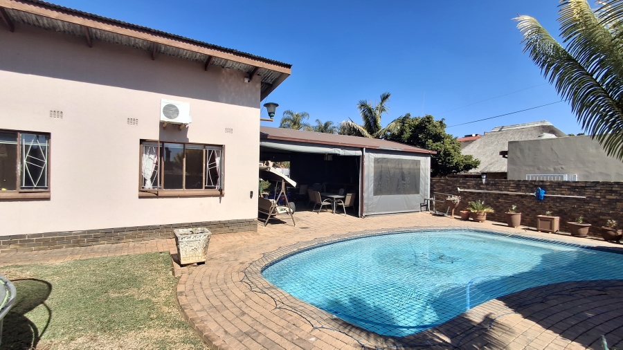 5 Bedroom Property for Sale in Pretoria Gardens Gauteng