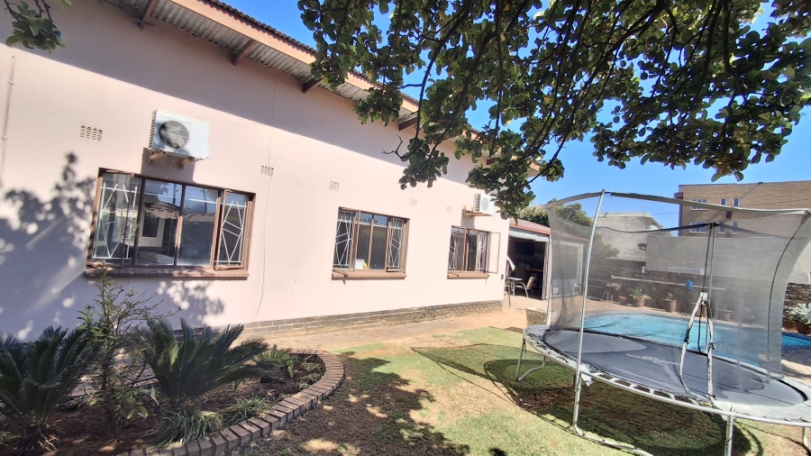5 Bedroom Property for Sale in Pretoria Gardens Gauteng