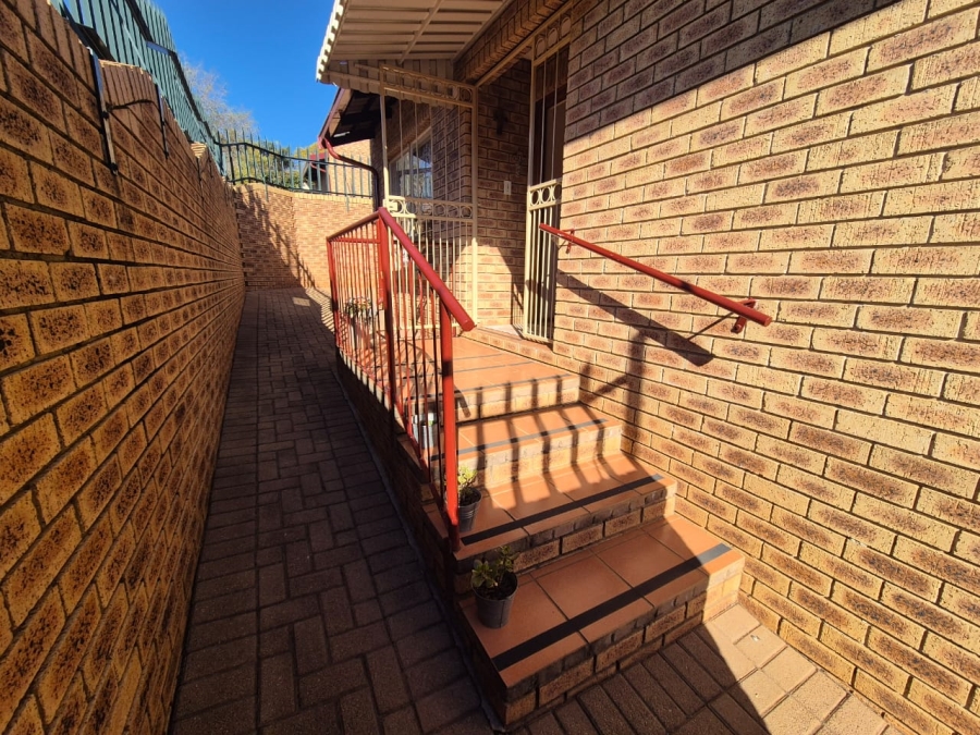 3 Bedroom Property for Sale in Roodekrans Gauteng