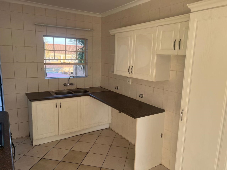 To Let 2 Bedroom Property for Rent in Kenleaf Gauteng
