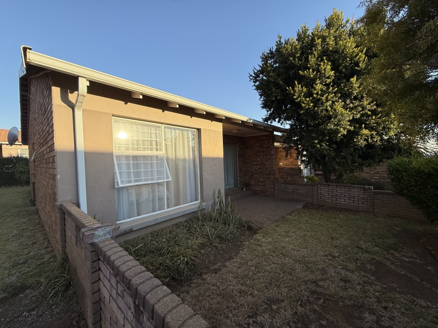To Let 2 Bedroom Property for Rent in Liefde en Vrede Gauteng