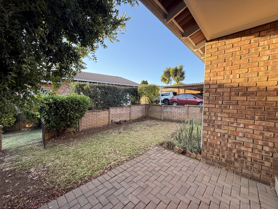 To Let 2 Bedroom Property for Rent in Liefde en Vrede Gauteng