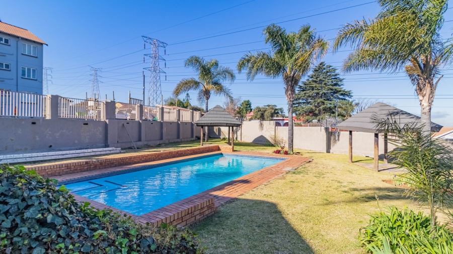 To Let 2 Bedroom Property for Rent in Linmeyer Gauteng