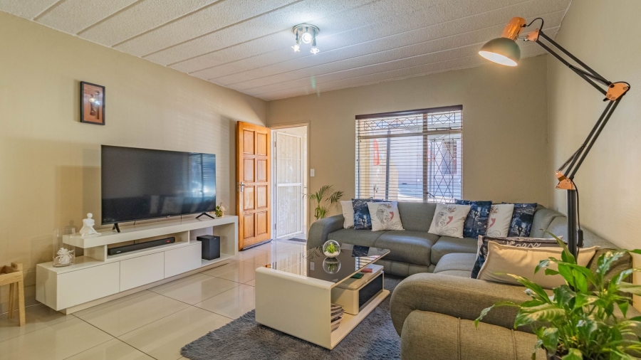 To Let 2 Bedroom Property for Rent in Linmeyer Gauteng