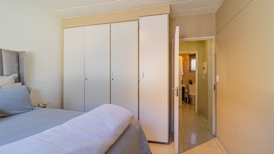 To Let 2 Bedroom Property for Rent in Linmeyer Gauteng