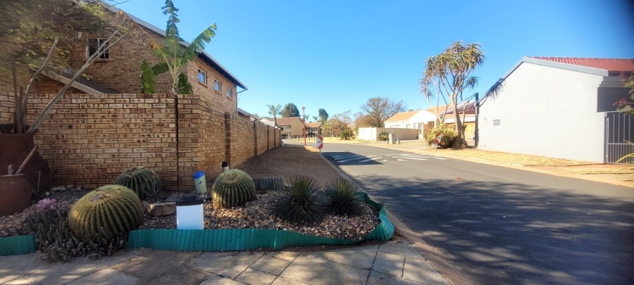 To Let 4 Bedroom Property for Rent in Rooihuiskraal Gauteng