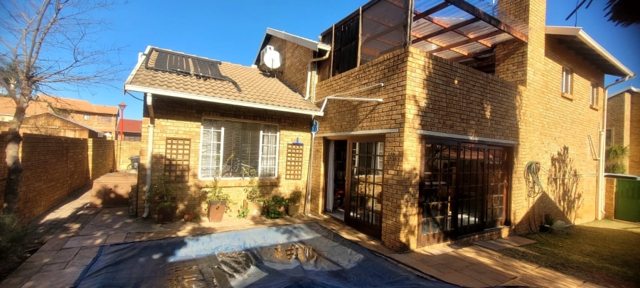 To Let 4 Bedroom Property for Rent in Rooihuiskraal Gauteng