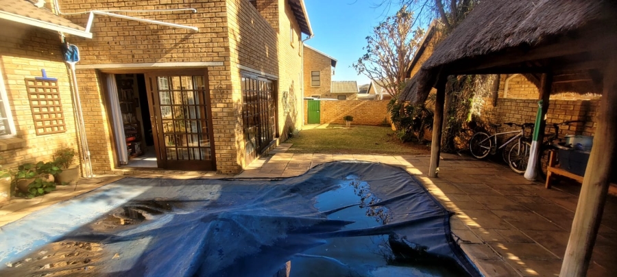 To Let 4 Bedroom Property for Rent in Rooihuiskraal Gauteng