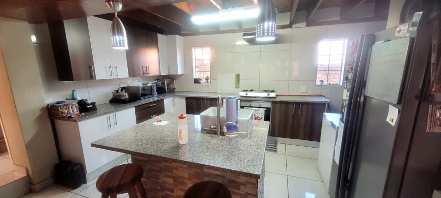 To Let 4 Bedroom Property for Rent in Rooihuiskraal Gauteng
