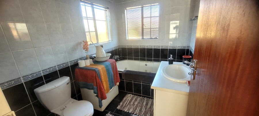 To Let 4 Bedroom Property for Rent in Rooihuiskraal Gauteng