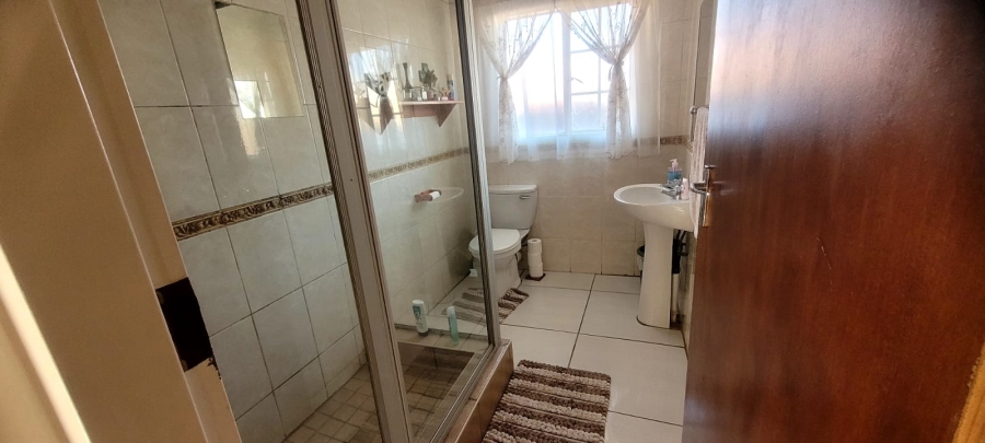 To Let 4 Bedroom Property for Rent in Rooihuiskraal Gauteng