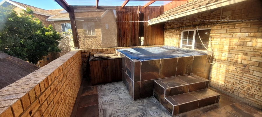 To Let 4 Bedroom Property for Rent in Rooihuiskraal Gauteng