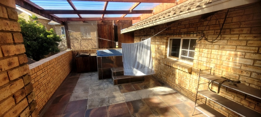 To Let 4 Bedroom Property for Rent in Rooihuiskraal Gauteng