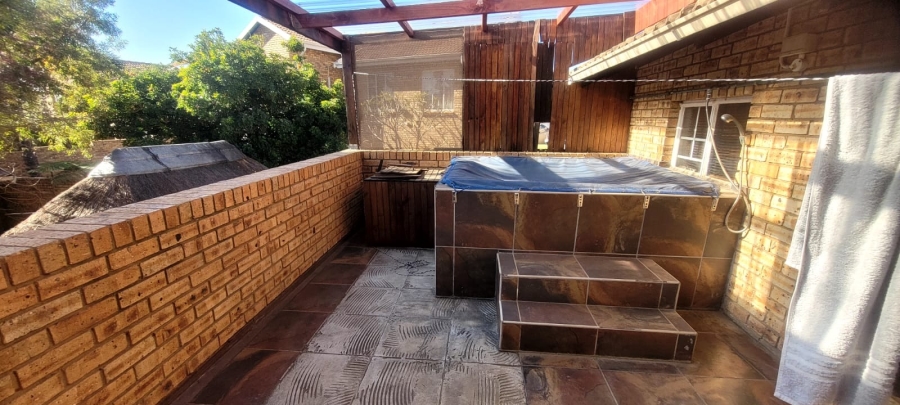 To Let 4 Bedroom Property for Rent in Rooihuiskraal Gauteng