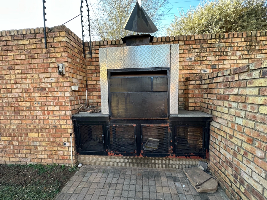 2 Bedroom Property for Sale in Bergtuin Gauteng