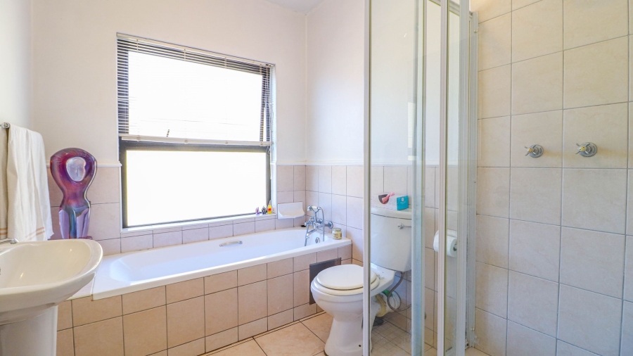 2 Bedroom Property for Sale in Magaliessig Gauteng