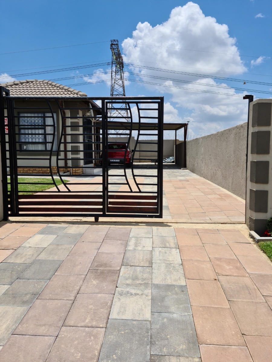 To Let 3 Bedroom Property for Rent in Blue Hills Gauteng