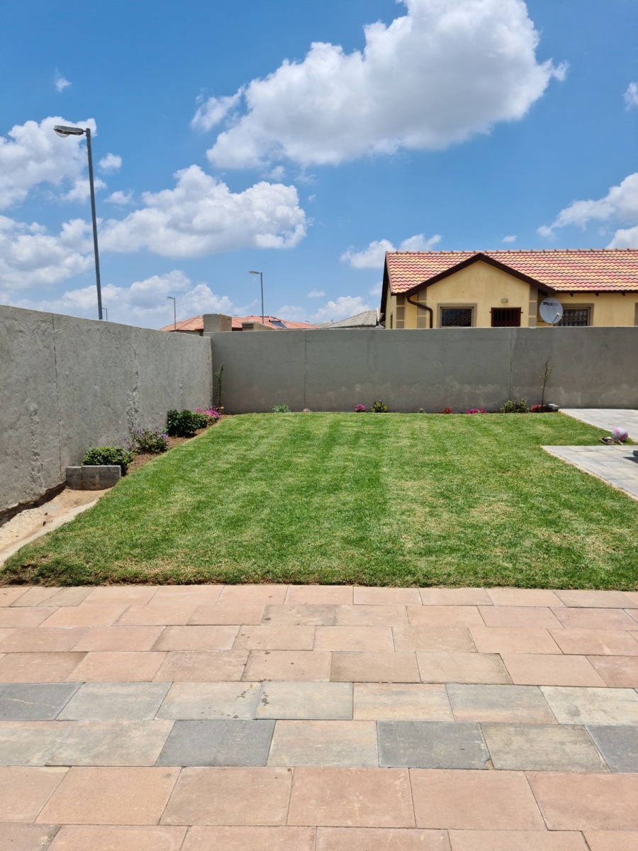 To Let 3 Bedroom Property for Rent in Blue Hills Gauteng