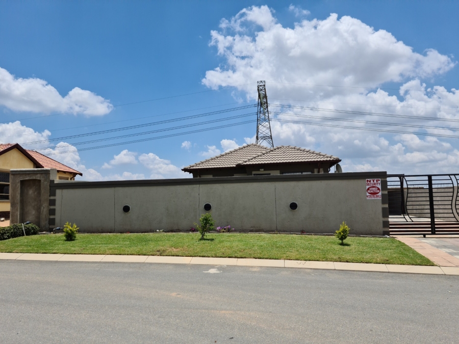 To Let 3 Bedroom Property for Rent in Blue Hills Gauteng