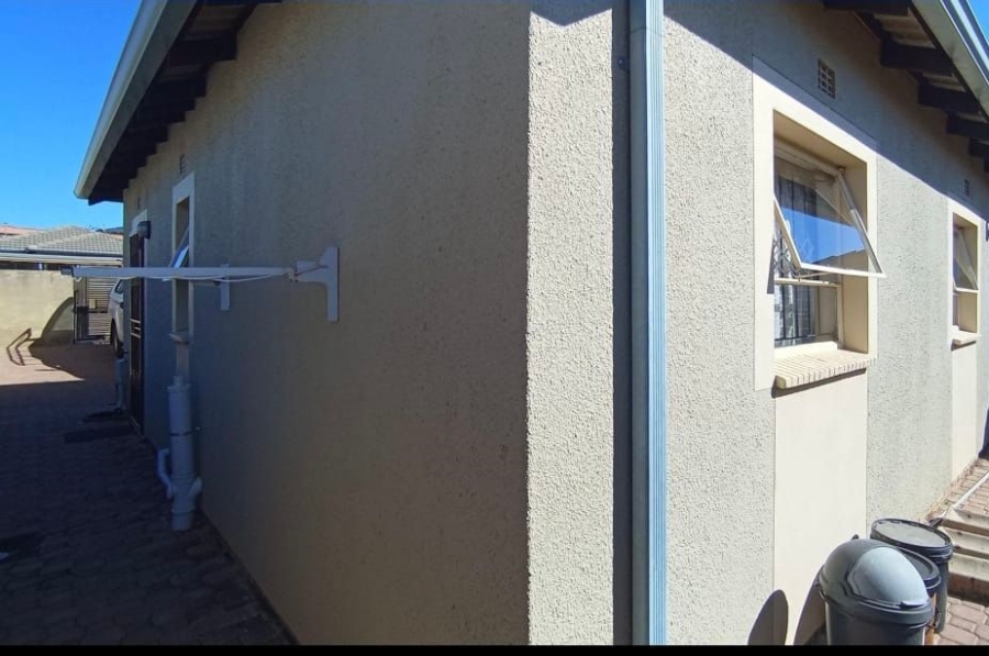 2 Bedroom Property for Sale in Clayville Gauteng